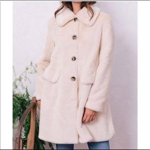 NWT Gal Meets Glam Ivory Faux Fur Coat (Size S)